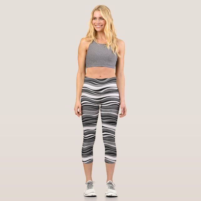 Monochrome Ripples Pattern Capri Leggings (Front)