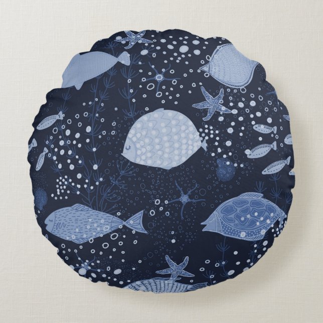 Monochrome sleeping fishes, dark pattern. round pillow (Front)