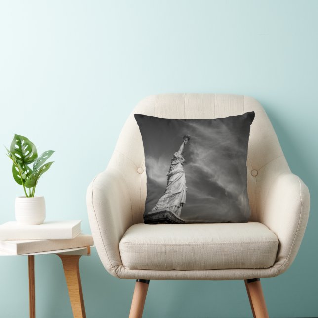 Monuments | Statue of Liberty Manhattan NYC Throw Pillow (Chair)