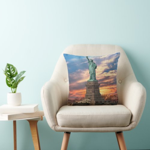 Monuments  The Statue of Liberty Throw Pillow