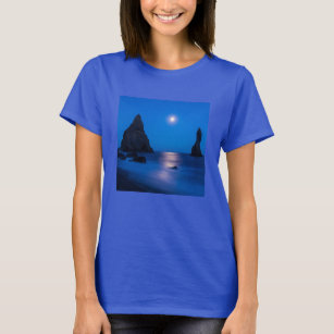 Moonrise Reflection   Iceland, Reynisdrangur T-Shirt