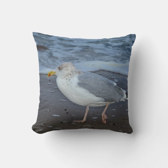 Möwen am Meer Throw Pillow (Front)