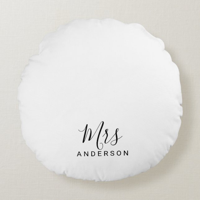 Mr and Mrs | Black and White Modern Script Round Pillow (Front)