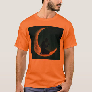 Muslim man praying on the moon_Islamic space art T-Shirt