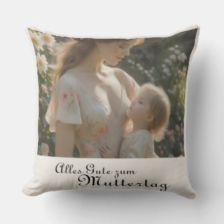 Muttertag – Eine zärtliche Umarmung im Garten Throw Pillow