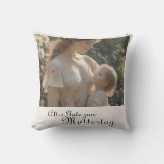 Muttertag – Eine zärtliche Umarmung im Garten Throw Pillow
