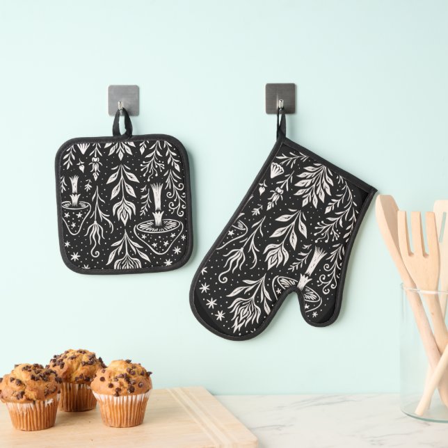 Mystical Boho Mushroom Design – Botanical Folk Art Oven Mitt & Pot Holder Set (Insitu(Hanging))