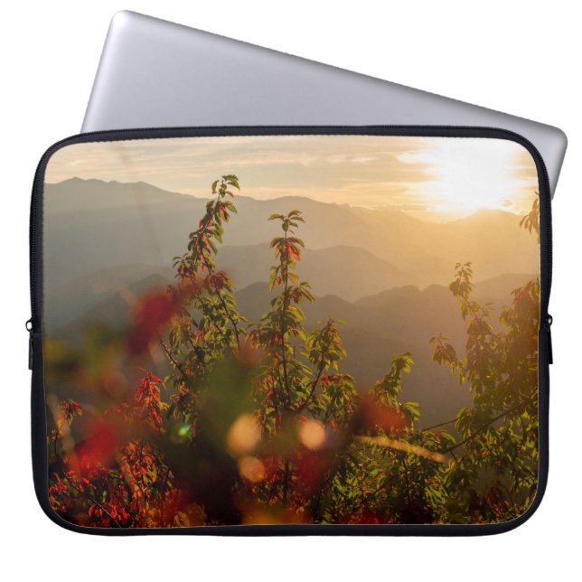 Nature photography of green trees overlooking moun laptop sleeve (Front)