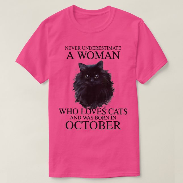 Never Underestimate A Woman Who Loves Cats Born In T-Shirt (Design Front)