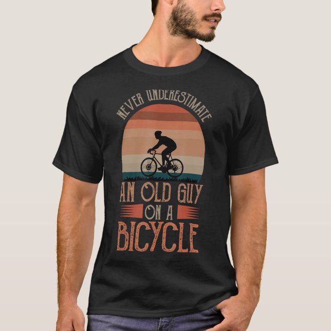 Never Underestimate An Old Guy On A Bicycle Cyclis T-Shirt (Front)
