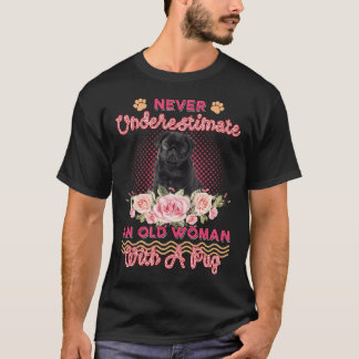 Never undrestimate an old woman with a Pug funny d T-Shirt