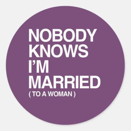 NOBODY KNOWS IM MARRIED TO A WOMAN _ WHITE _png Classic Round Sticker