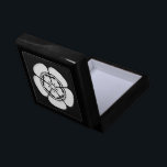 Nobunaga Oda Keepsake Box<br><div class="desc">This KAMON is called 'Oda ka' or 'Oda mokko' in Japan. This is one of crests that Oda Nobunaga (1534-1582) used.</div>