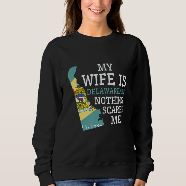 Nothing Scares Me My Wife Is Delawarean Husband De Sweatshirt (Front)