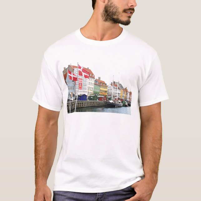 Nyhavn canal in Copenhagen, Danmark T-Shirt (Front)