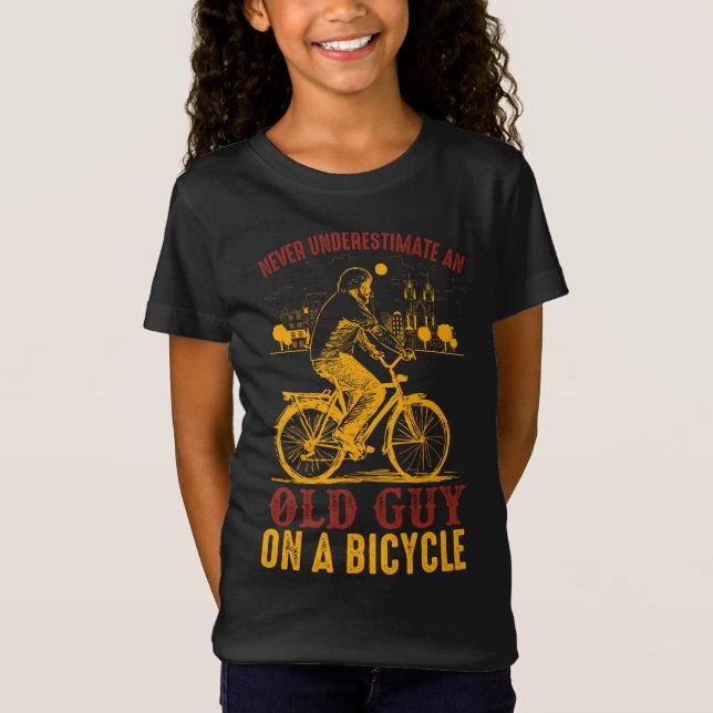 Old Biker Design | Bicycle | never underestimate  T-Shirt (Front)