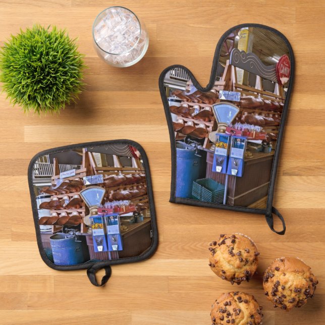 Old Country Store Oven Mitt and Pot Holders Oven Mitt & Pot Holder Set (Top Down)