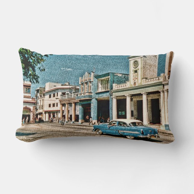 Oldtimer  in einer Stadt auf Kuba Lumbar Pillow (Front)