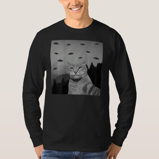 ON BACK PRINT   Cat  Taking Photo UFO Aliens T-Shirt (Front)
