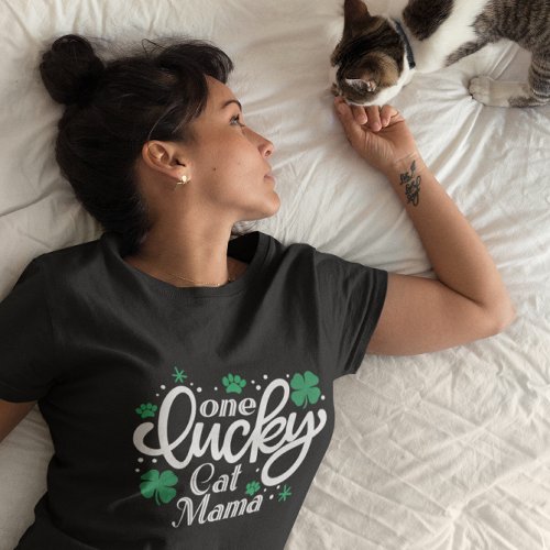 ONE LUCKY CAT MAMA Paw Print Clover Black T_Shirt