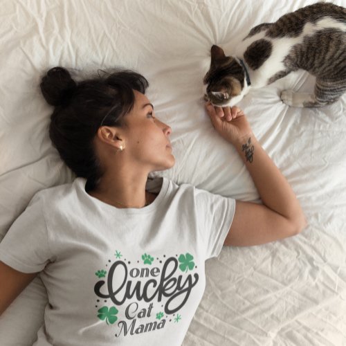 ONE LUCKY CAT MAMA Paw Print Clover White  T_Shirt