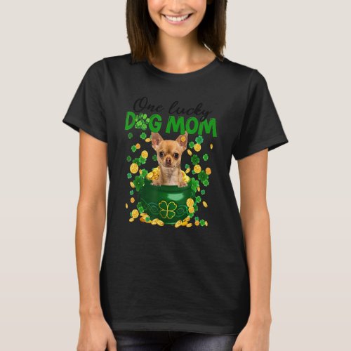 One Lucky Dog Mom Funny Tan Chihuahua Mom St Patri T_Shirt