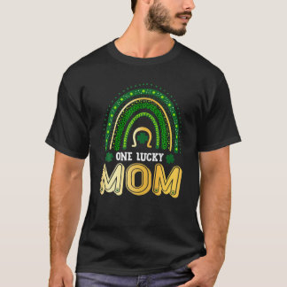 One Lucky Mom Rainbow Leopard St Patricks Day Gift T-Shirt