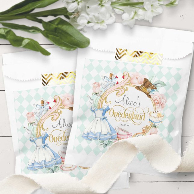 Onederland, Mad hatter teaparty, birthday snacks Favor Bag (Alice onederland themed, girl 1st birthday,snacks favor bags.)