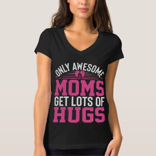 Only awesome moms get lots of hugs T_Shirt
