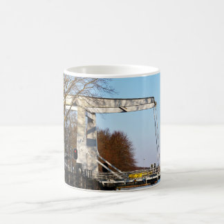 Ophaalbrug over gracht in Nederland. Coffee Mug