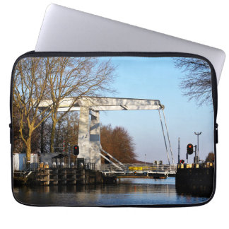 Ophaalbrug over gracht in Nederland. Laptop Sleeve