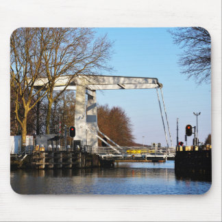 Ophaalbrug over gracht in Nederland. Mouse Pad