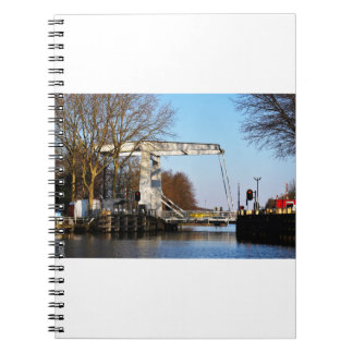 Ophaalbrug over gracht in Nederland. Notebook