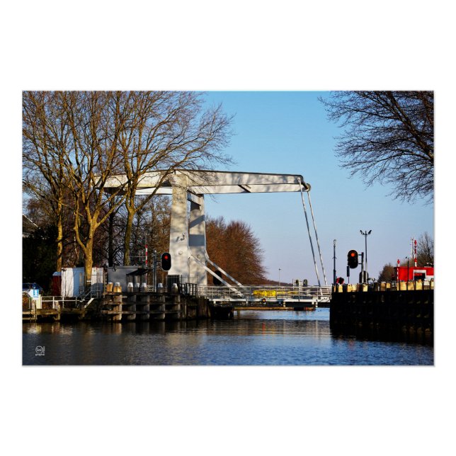 Ophaalbrug over gracht in Nederland. Poster (Front)