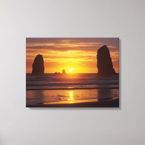 OR Oregon Coast Cannon Beach seastacks at Canvas Print