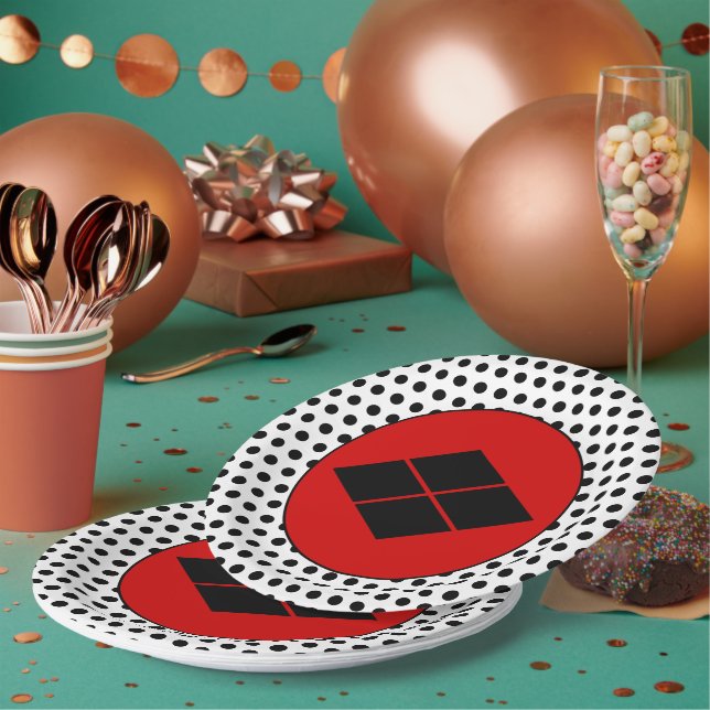 Oriental Black Red Takeda Japan Mon Art Paper Plates (Multi)