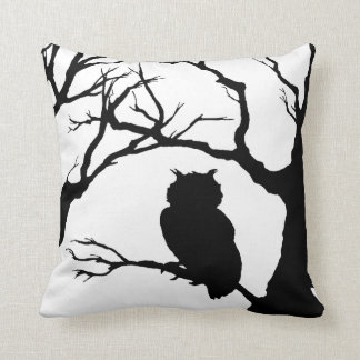 Owl / Throw Pillow