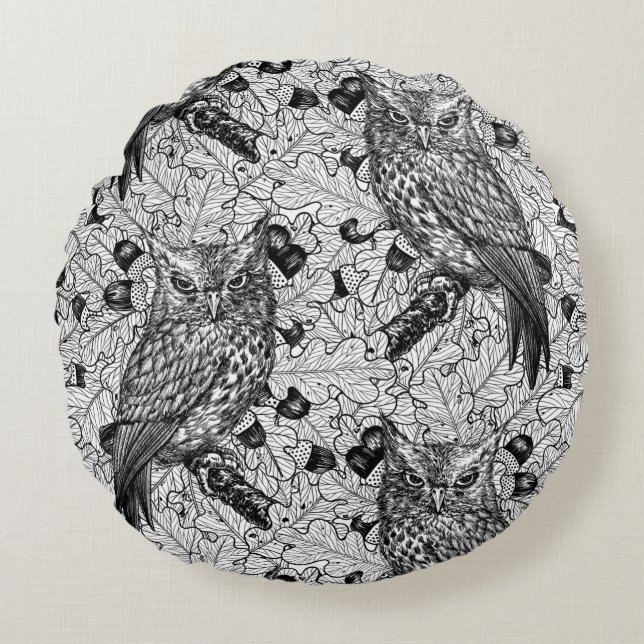 Owls in the oak tree, black and white round pillow (Front)