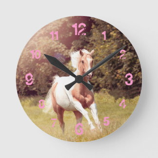 Palomino Paint Pferd galoppiert über eine Wiese Round Clock
