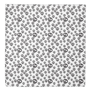 Pattern with black skulls on white duvet cover