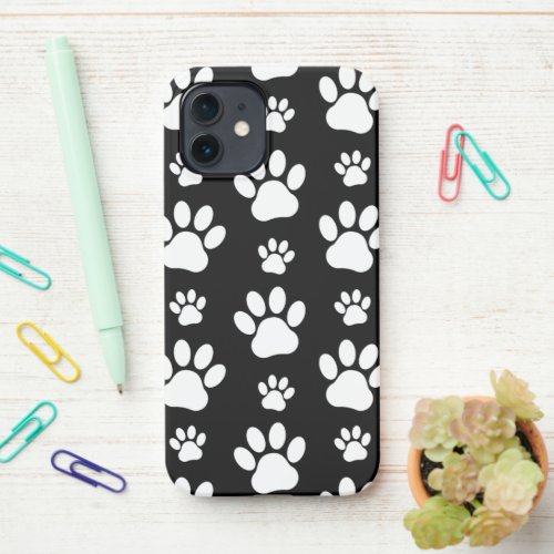 Paw Pattern Paw Prints Dog Paws Black and White iPhone 12 Case