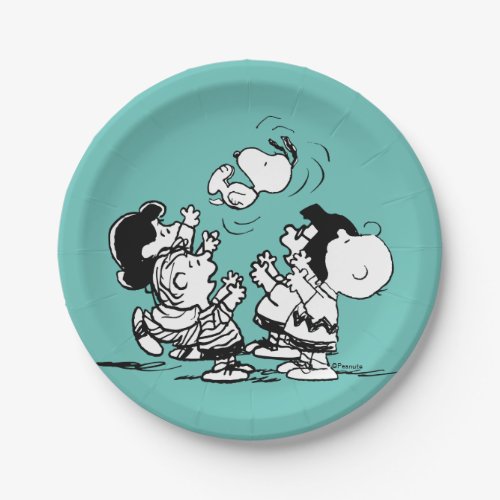 Peanuts Gang Lifting Snoopy Paper Plates