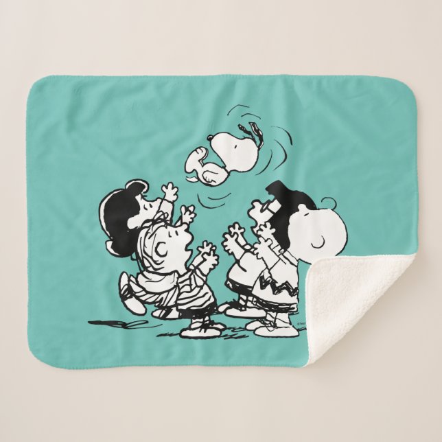 Peanuts Gang Lifting Snoopy Sherpa Blanket (Front (Horizontal))
