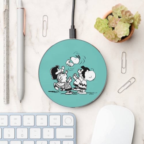 Peanuts Gang Lifting Snoopy Wireless Charger