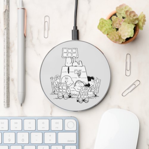 Peanuts Gang Reading Comics Wireless Charger