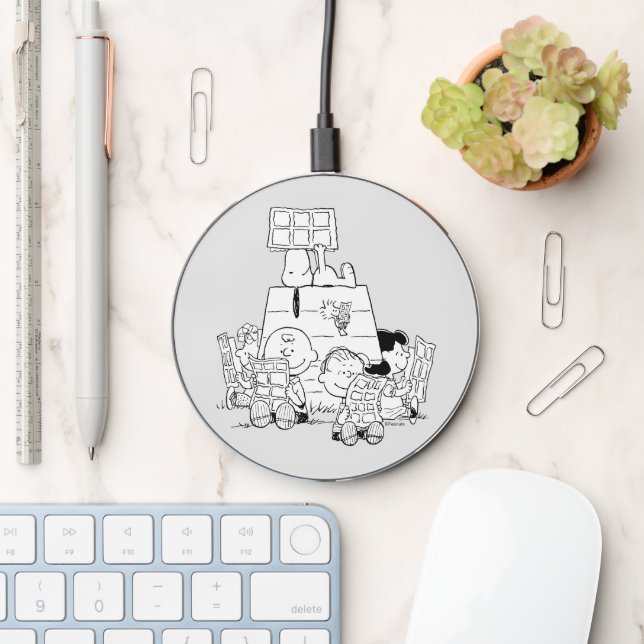 Peanuts Gang Reading Comics Wireless Charger (Desk)