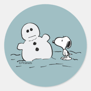 Peanuts Snoopy Builds A Snowman Classic Round Sticker