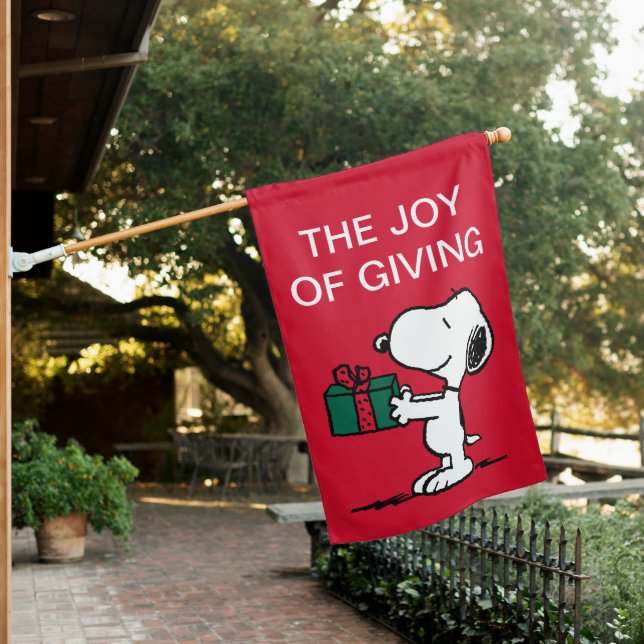 Peanuts | Snoopy Christmas Gift Giver House Flag (In SItu)