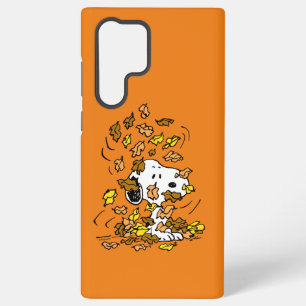 Peanuts   Snoopy Pile of Leaves Samsung Galaxy S22 Ultra Case