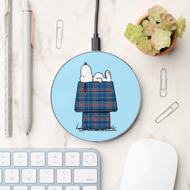 Peanuts | Snoopy Plaid Flannel Holiday Dog House Wireless Charger (Desk)